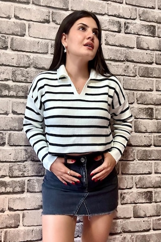 Beyaz Renk Kalın Çizgi Detaylı Polo Yaka Standart Beden Kadın Kazak Beyaz
