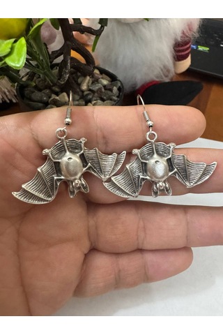 Herşey Nota Kanat Detaylı Yarasa Formlu Metal Figür Küpe Sallantılı Tasarım Küpe Çok Renkli