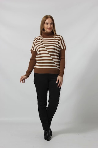 Asimetrik Çizgi Desenli Boğazlı Kazak Kahverengi-Krem Kahverengi- Krem