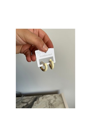 Gold Ve Beyaz Mineli Halka Küpe - Modern Ve Minimalist Tasarım Krem