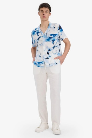 DeFacto Modern Fit Polo Yaka Desenli Keten Görünümlü Yazlık Kısa Kollu Gömlek E1206AX25SMIN147