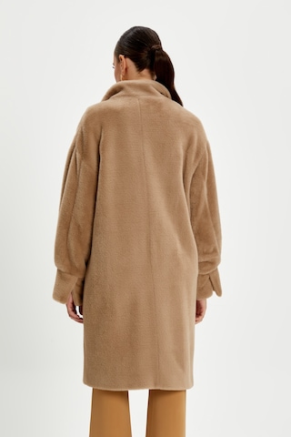 Kadın Oversize Kürk Kaban - Yumuşak Dokulu, Şık Ve Modern Tasarım - Günlük Ve Özel Kullanım İçin İdeal Bej