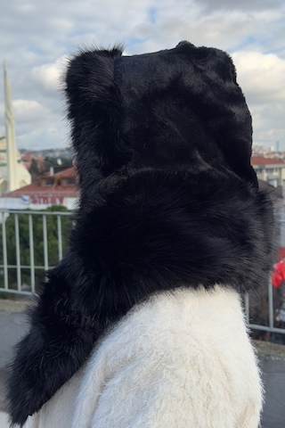 Mollycrush Peluş Boyun Bağlamalı Şapka Bere Suni Kürklü Siyah Özel Tasarım Atkılı Kadın Şapkası Siyah