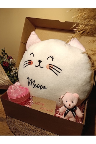 Kutulu Hediye Seti / Kedi Yastık 30cm, Ayıcık Anahtarlık Ve Kalp Şeklinde Tüllü Kutu