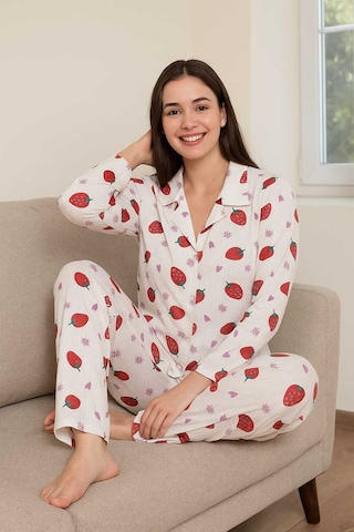Tenra Kadın Pijama Takımı Boydan Düğmeli Raporlu Kumaş Milan Çilek Desenli Beyaz
