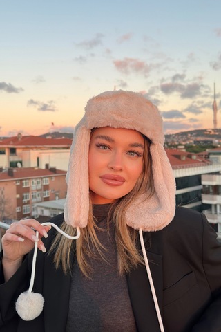 Mollycrush Kadın Bej Suni Kürk Peluş Tüylü Elit Ponponlu Şapka Bere Bej