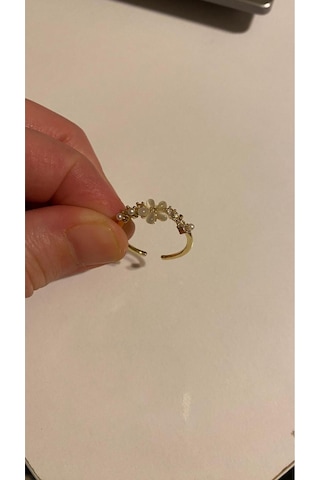 Minimal Papatya Detaylı Pirinç İncili Zirkon Taşlı Tasarım Gold Çelik Ayarlamalı Gold - Gümüş