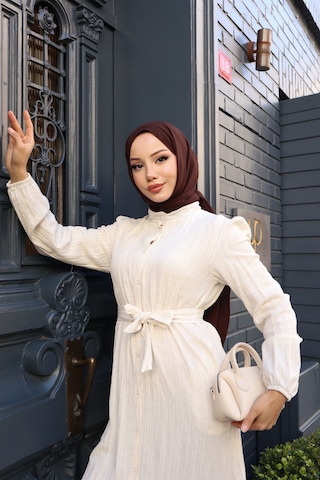 Kadın Kirli Beyaz Boydan Düğmeli Eteği Piliseli Kuşaklı Lara Keten Uzun Tesettür Elbise Kirli Beyaz