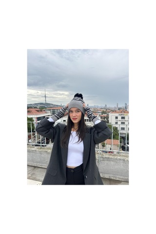 Mollycrush Kadın Gri Ponponlu Bere Ve Eldiven Takımı Çizgili Deseniyle Modern, Sıcak Ve Şık Kış Stili Gri