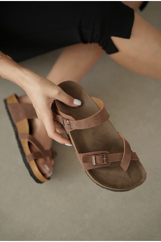 Selin Shoes Vino Çift Ayarlanabilir Tokalı Parmak Arası Kadın Terlik- Kahverengi
