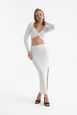 Hiccup 2 Parça: V Yaka Uzun Kollu Crop Top & Yüksek Bel Yırtmaçlı Maxi Etek Tozlu Beyaz