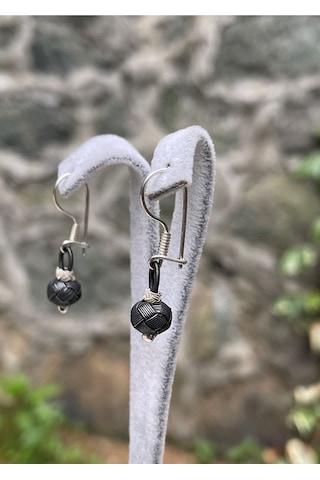 Gümüş Kazaziye Top Detaylı Siyah Beyaz Renklerde Sallantılı Küpe