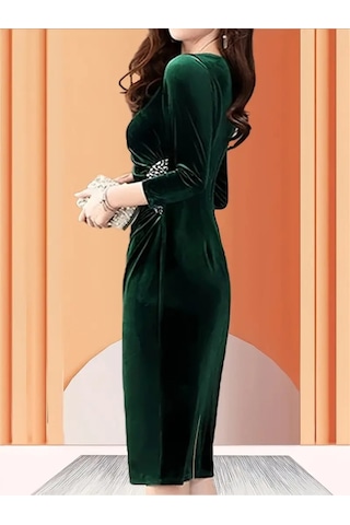 Kadın Uzun Kollu Yakası Açık Yanlardan Büzgülü Taş Detaylı Midi Kadife Elbise Yeşil