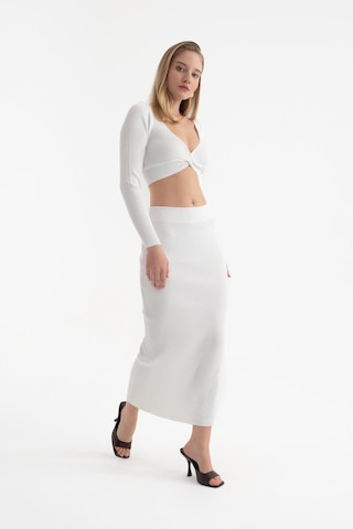Hiccup 2 Parça: V Yaka Uzun Kollu Crop Top & Yüksek Bel Yırtmaçlı Maxi Etek Tozlu Beyaz