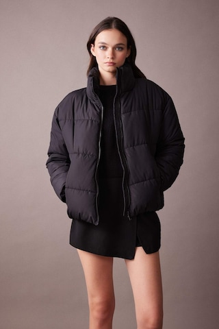 Defacto Su İtici Şişme Mont Oversize Geniş Kalıp Dik Yaka Fermuarlı Cepli Kapitoneli A3631AX23WNBK27 Siyah