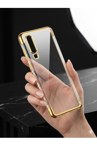 Huawei P30 Kılıf Dört Köşeli Lazer Silikon Kılıf Gold