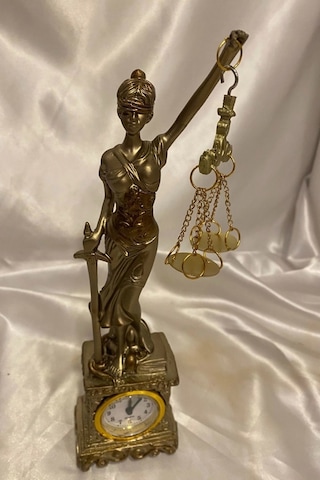 Avukat Adalet Kadın Heykeli Themis Terazi Dekoratif Hakim Savcı Saatli