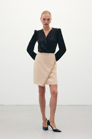 Sateen Zincir Aksesuarlı Mini Etek - Bej-135993 Bej