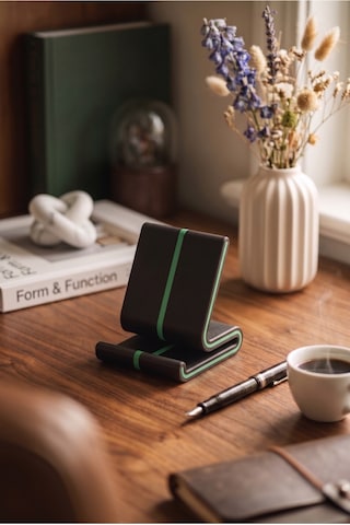 Vero Siyah Üzeri Yeşil Şeritli Masaüstü Telefon Tutucu Ve Tablet Standı - Modern Oyuncu Aksesuarı