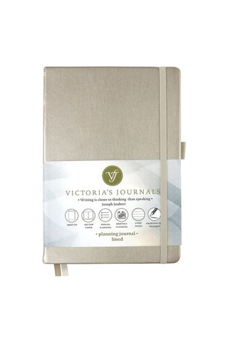 Venzi Sert Kapak Planlayıcı Defter 14x20 Cm 100 Gr. Krem 96 Yaprak Gümüş Çizgili