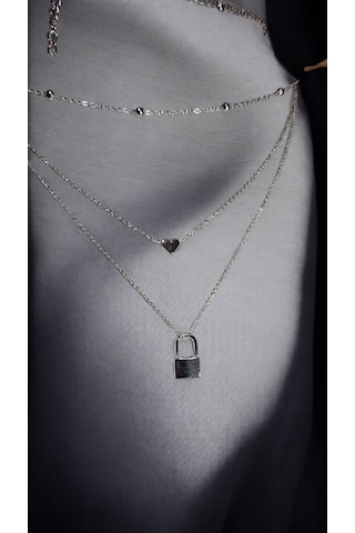 Gümüş Renk Üç Katlı Kalp Ve Kilit Detaylı Kadın Kolye Minimal A