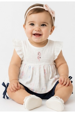 İrem Çocuk Giyim Kız Bebek Kolları Fırfırlı Deniz Atı Nakışlı Sırtı Düğme Kapamalı Bluz Şortlu Takım Beyaz