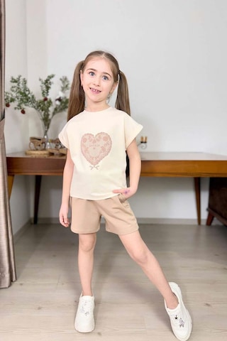 Riccotarz Kız Çocuk Göğsünde Dantel İşleme Kalp Detaylı Krem T-shirt Beli Lastikli Şortlu Takım