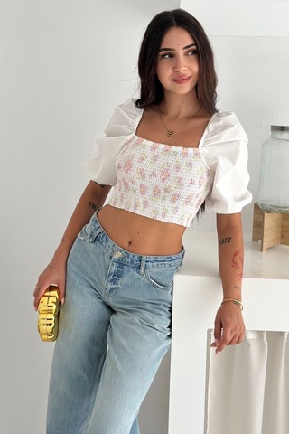 Femelle Beyaz Çiçek Desenli Büzgülü Kısa Kollu Romantik Stil Carmen Crop Bluz