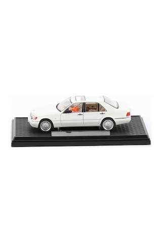 1:24 Ölçek Sesli Işıklı 4 Kapısı Kaput Ve Bagajı Açılan Stantlı Model Araç Beyaz Düz