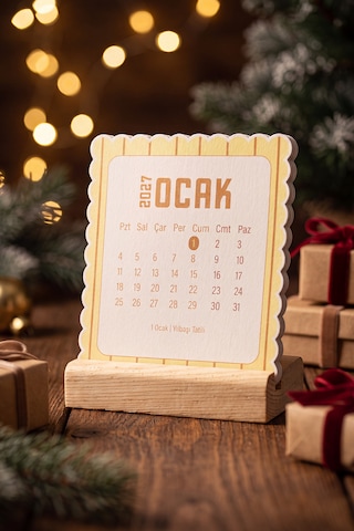 Ahşap Standlı Dalgalı Kesim Sarı Çizgili 2027 Masaüstü Takvimi 8,5x9,5 Cm - Estetik Yeni Yıl Hediyesi Çok Renkli