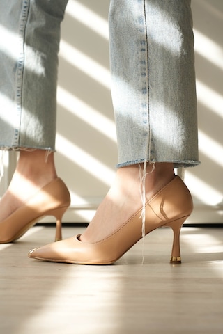 Esatsani Nude Krem Cilt Deri Gold Burunluk Detaylı Sivri Burun 8 Cm Topuk More Stiletto Kadın Ayakkabı Bej Cilt