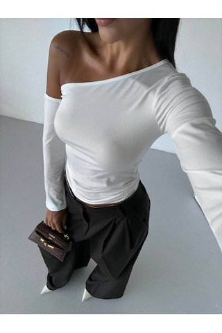 Trendhazan Slim-dar Kalıp Sandy Kumaş Asimetrik Yaka Omuz Detaylı Crop / Bluz Beyaz Beyaz