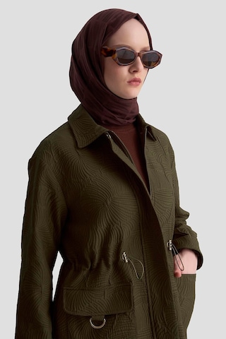 Armine Trend Kabartma Desenli Belden Sıkmalı Fermuarlı Cepli Ceket Yağ Yeşili 25kt525