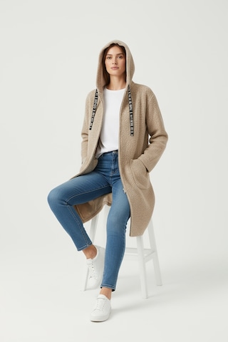 Kadın Üstten Cepli Kapüşonlu Önü Fermuarlı Kaşe Hırka Vizon