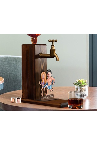 Bk Gift Kişiye Özel Sevgililer Karikatürlü Musluklu Ahşap Viski Standı-4, Viski Çeşmesi, Doğum Günü Hediyesi, İçecek Dispenseri