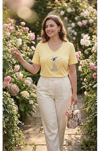 V Yaka İnci Taş İşlemeli Şapkalı Kadın Figürlü Premium T-shirt Sarı