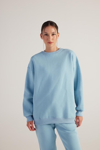 Holly Lolly Kadın Mavi Oversize Şardonlu Yazı Baskılı Fluffy Sweatshirt