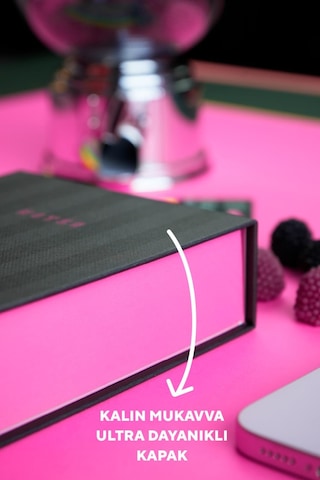 Masa Üstü Sert Kapaklı Notluk. 80 Gram Ivory Kağıt , 340 Yaprak. 11x15,8 Cm. Renkli Kenar.