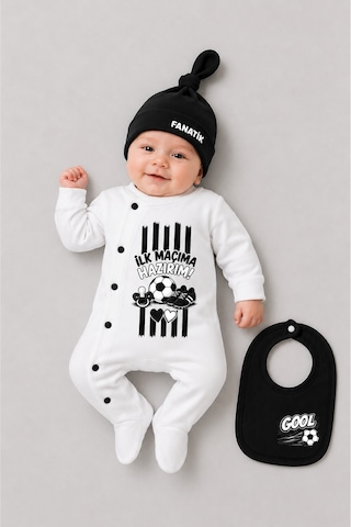 Babyden's 3'lü Bebek Tulum Seti %100 Pamuk Taraftar Temalı Siyah Beyaz İlk Maçıma Hazırım Baskılı Şapka Önlük Seti Siyah - Beyaz