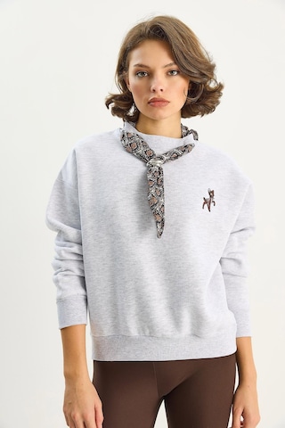Shade Kadın Fular Detaylı Ceylan Nakışlı Üç İplik Şardonlu Oversize Sweatshirt 6916 60283615 - Gri