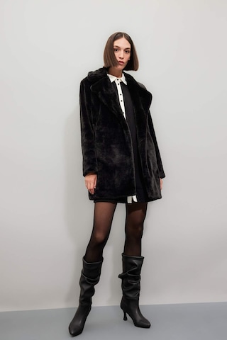 DeFacto Uzun Pelüş Kaban Oversize Geniş Kalıp Çıtçıt Kapamalı Cepli A4650AX24WNBK27 Siyah