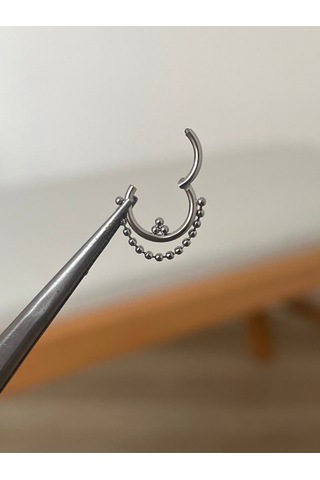 316 L Cerrahi Çelik Sallantılı Top Zincir Detaylı Halka Kıkırdak Helix Tragus Piercingi Gümüş
