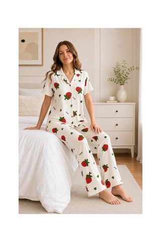 Angbutik Ekru Çilek Desenli Kısa Kollu Gömlek Yaka Milan Kumaş Kadın Pijama Takımı