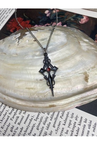 Siyah Renk Kırmızı Mineli Detaylı Haç Figürü Gotik Kolye Çok REnkli