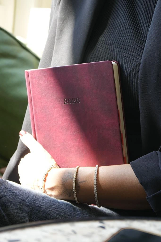 Victoria's Journals Business 2026 Günlük Ajanda 17x24cm Sert Kapak Ivory 80gr. Ayraçlı Bordo Bordo