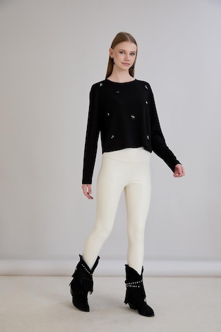 Sortie Collection Çiçek Aksesuarlı Modal Bluz Siyah
