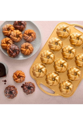 Nordicware 75. Yıl Özel 12 Li Mini Örgü Bundt Kek Kalıbı Renkli