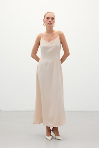 Askılı Uzun Saten Elbise - Bej-136325 Bej