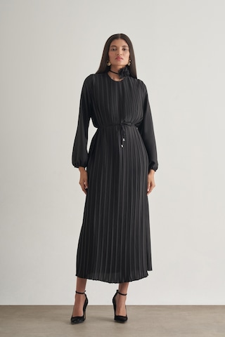 Mizalle Saten Dokulu İnce Piliseli Siyah Maksi Elbise Siyah