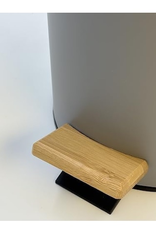 Bambu Kapaklı Metal Çöp Kovası - Hidrolik Sistemli Yavaş Kapanma Özellikli, Pedallı, Banyo Ve Mutfak İçin Şık Ve Fonksiyonel Tasarım Gri, 5 Litre Siyah